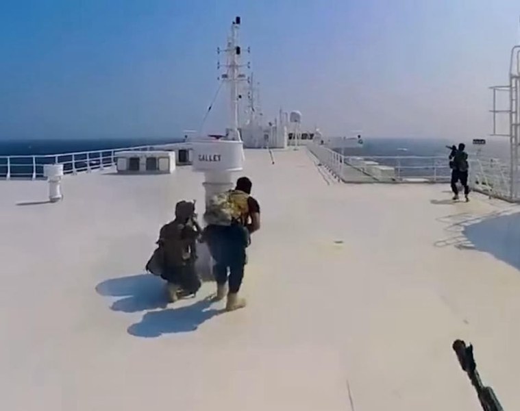 Кадри показват как хутите превземат кораба в Червено море