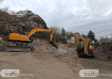 Багери къртят скална маса в частен имот Бунарджика в Пловдив
