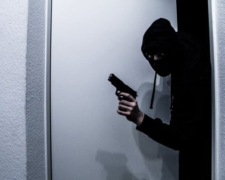 Арестуваха апаши след два обира в Пловдив и Марково