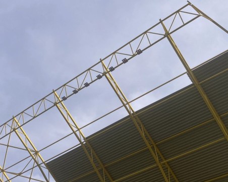 Започна работата по монтирането на осветлението на южната трибуна на Колежа