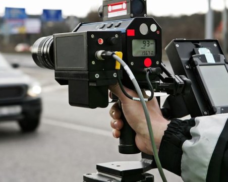 Засякоха БМВ с пазарджишка регистрация да лети със 132 км/ч в центъра на село