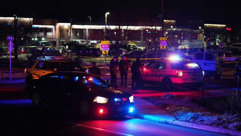 Мъж стреля с автомат в супермаркет в САЩ, има убити и ранени