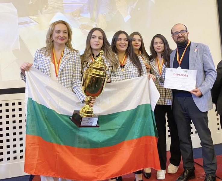 Пловдивчанката Виктория Радева сред грациите ни донесли европейската титла по шах