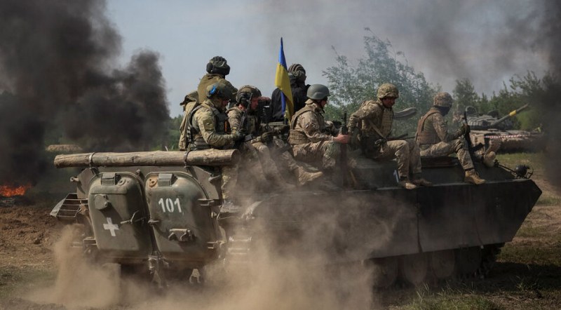 Руските сили напредват към Бахмут, украинските край Днепър