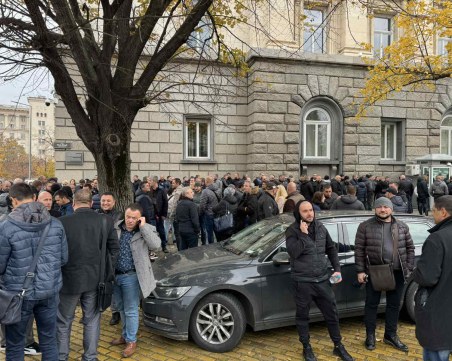 Близо 400 полицаи излязоха в подкрепа на колегите си след сблъсъците с феновете