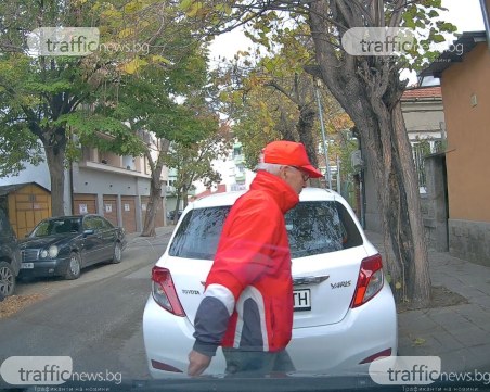 Грозно! Възрастен пловдивчанин драска коли с ключ, паркирани до дома му