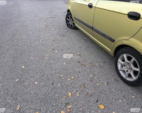 Малолетни нарязаха гумите на няколко автомобила в пловдивско село