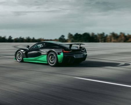 Нов рекорд за Гинес: Автомобил разви 275 км./ч на заден ход