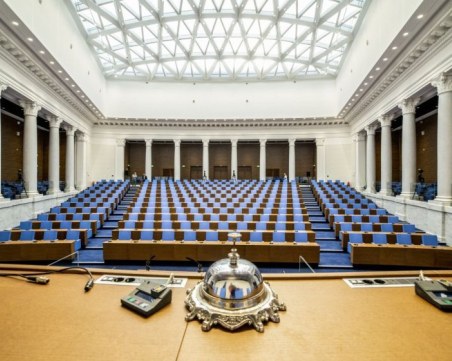 Кабинетът „Денков” оцеля и след втория вот на недоверие