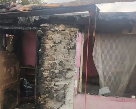 Пожар изпепели до основи три къщи в Столипиново