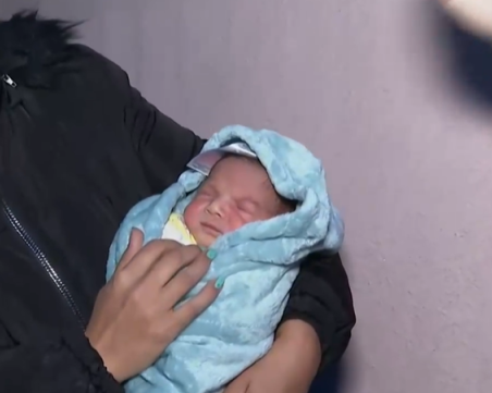 Жена роди в двора на дома си в София, докато чака линейка