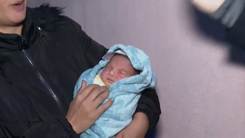 Жена роди в двора на дома си в София, докато чака линейка