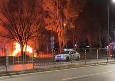 Автомобил е избухнал в пламъци преди тунела за столичния квартал