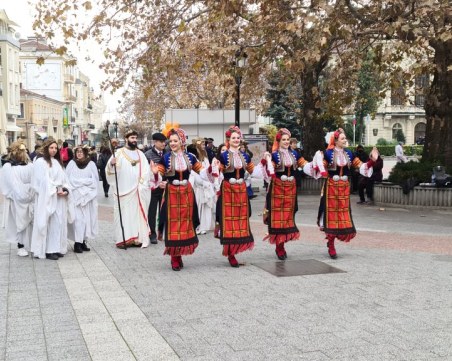 Бог Дионис повежда шествие по Главната за откриването на 