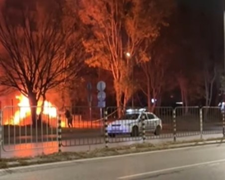 Кола гори в до тунела за 