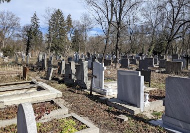 Гробари в Централните софийски гробища търгуват с гробни места рекет