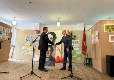 Кметът на община Брезово инж Калин Калапанков изненада педагогическия персонал