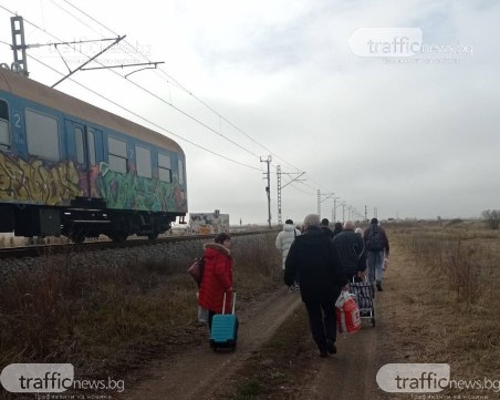 Четири часа след катастрофата: Извозиха пътниците от влака Пловдив-Чирпан