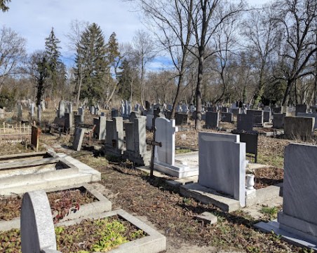 Гробари изнудват близки на починали в София, правят бизнес с техните дрехи и накити