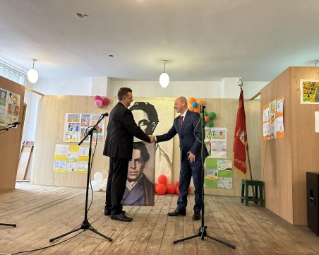 Кметът на община Брезово с подарък за патронния празник СУ „Христо Смирненски