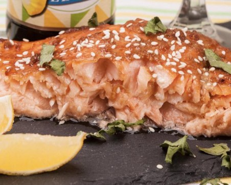 Рецепта за вкусна сьомга със соев сос и джинджифил на фурна!
