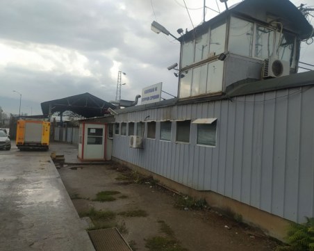 Смачкани варели в депо за вторични суровини обгазиха няколко столични квартала