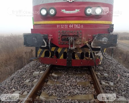 Влак отнесе камион в района на Белозем