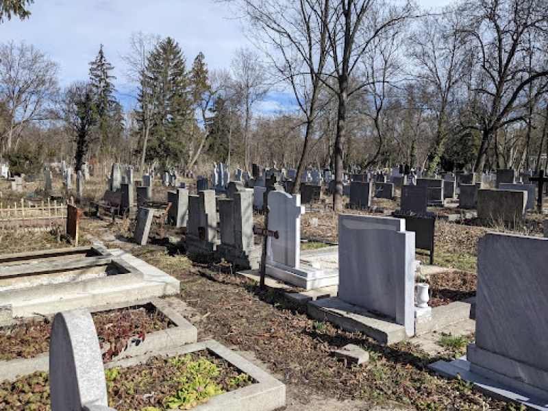 Гробари изнудват близки на починали в София, правят бизнес с техните дрехи и накити