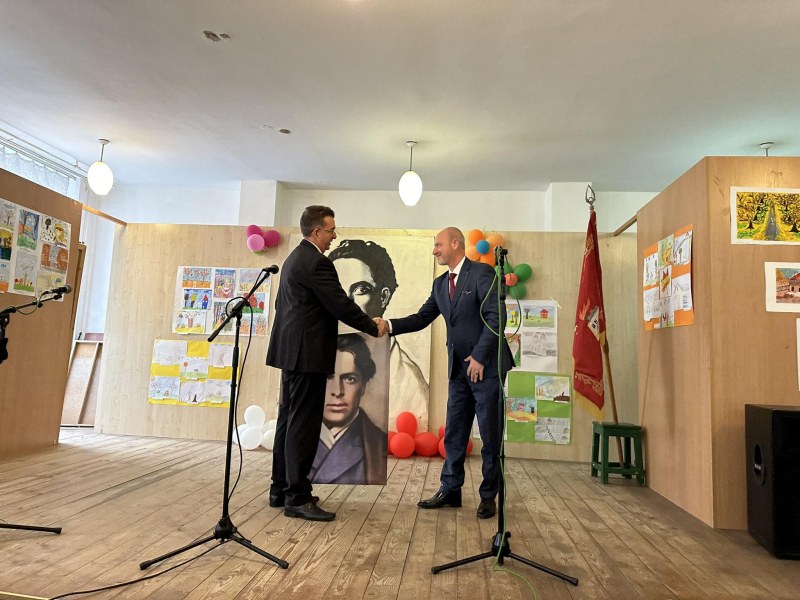 Кметът на община Брезово инж. Калин Калапанков изненада педагогическия персонал