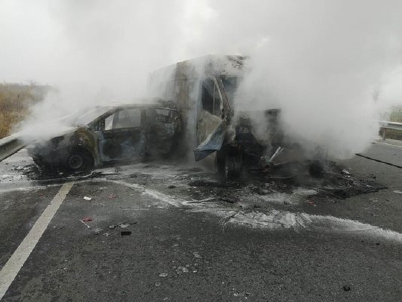 Тежка катастрофа на пътя Пловдив-Пазарджик! Лек автомобил е изгорял, има жертва