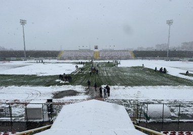 Силният снеговалеж във Враца забави с 15 минути началото на