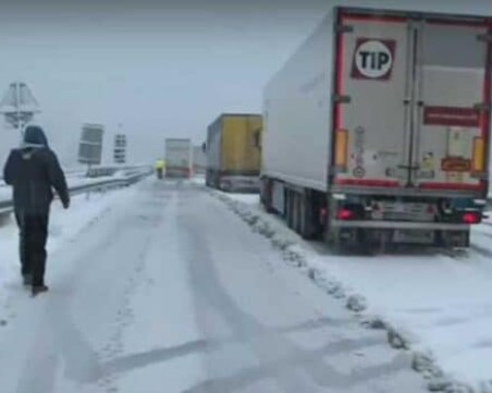 Ограничиха движението на тирове в 4 области на страната заради снегонавявания