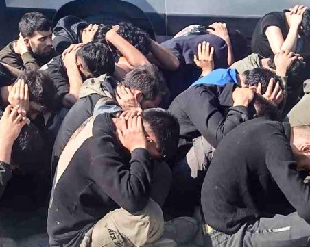 Откриха над 30 мигранти пред задушаване в камион край Лесово