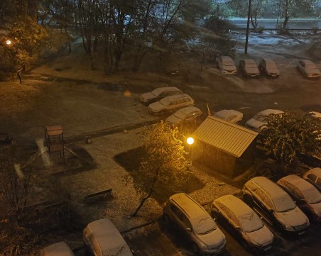 Заваля сняг и в Пловдив  - ще трупа до сутринта