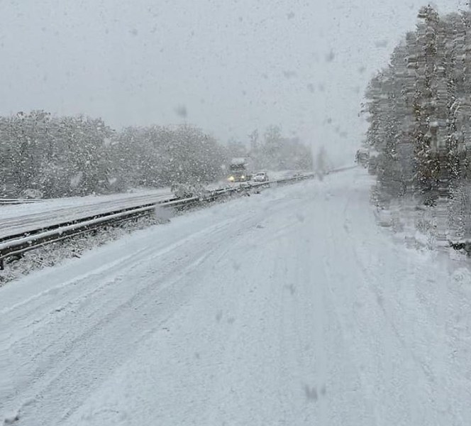 Обилният снеговалеж вече засегна една област – тирове и коли закъсаха, чакат снегорини