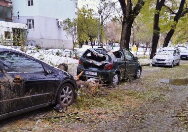 Над 100 са увредените автомобили в Пловдив след падналия сняг