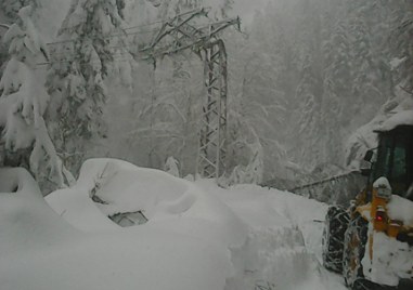Към момента ситуацията с електрозахранването в засегнатите от снеговалежите райони в