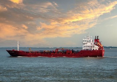 Нападатели заловиха танкер свързан с Израел с българи на борда