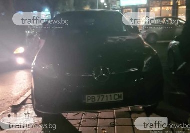 Мерцедес паркира върху тротоар в Пловдив Возилото е спряно върху