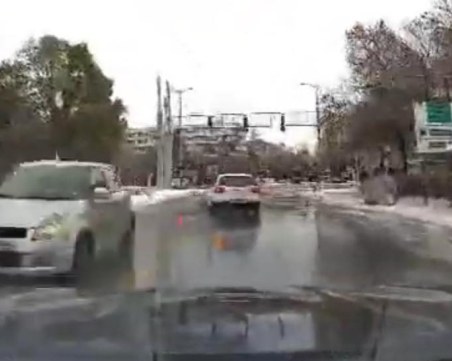 Абсурд! Шофьорка кара в насрещното на оживено кръстовище в Кършияка