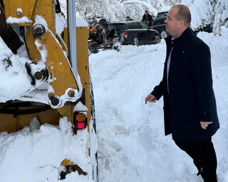 Д-р Зюмбилев: Помагахме на автомобили с летни гуми и вериги, заседнали в преспите над Бойково