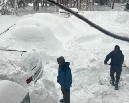 Десетки блокирани в хижа, сред тях има бременна и деца!