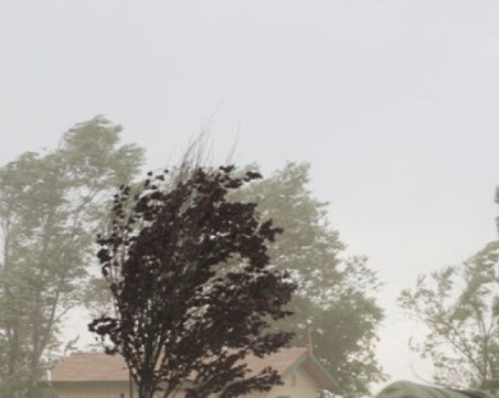 До 125 километра в час достига вятърът в Сливен