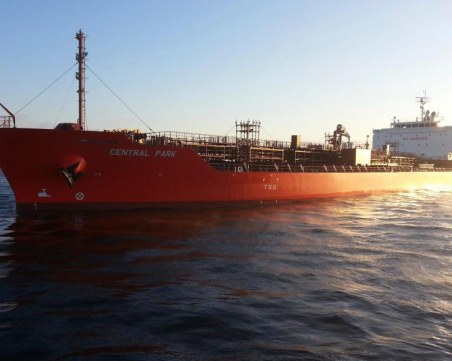 Двама българи са на борда на превзетия танкер край Йемен