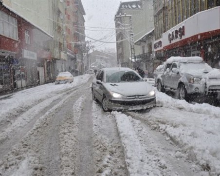 Две са жертвите на студа в Турция, осем души са ранени