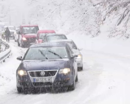 Лавина падна върху бус на прохода „Петрохан”