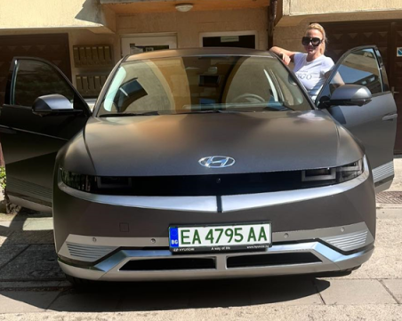 Откраднаха автомобила на певицата Юнона