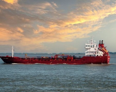 Отвлякоха нов кораб, на борда има българи