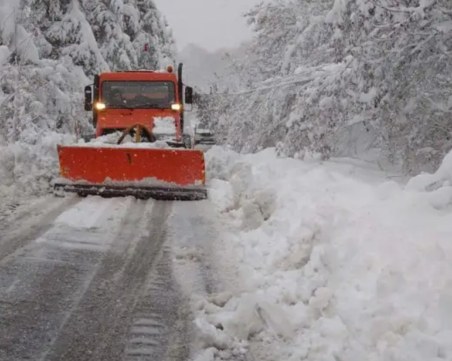 Пътят за Лилково е блокиран има и аварирал снегорин