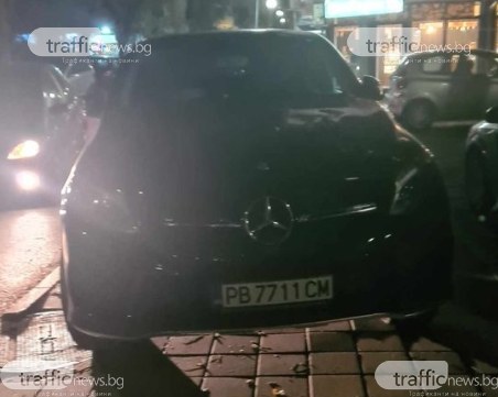 Шофьор паркира Мерцедеса си на тротоар в Кършияка, блокира пешеходците